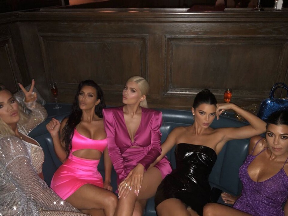 Khi các chị em nóng bỏng nhà Kardashian tụ họp tiệc tùng - Ảnh 3.