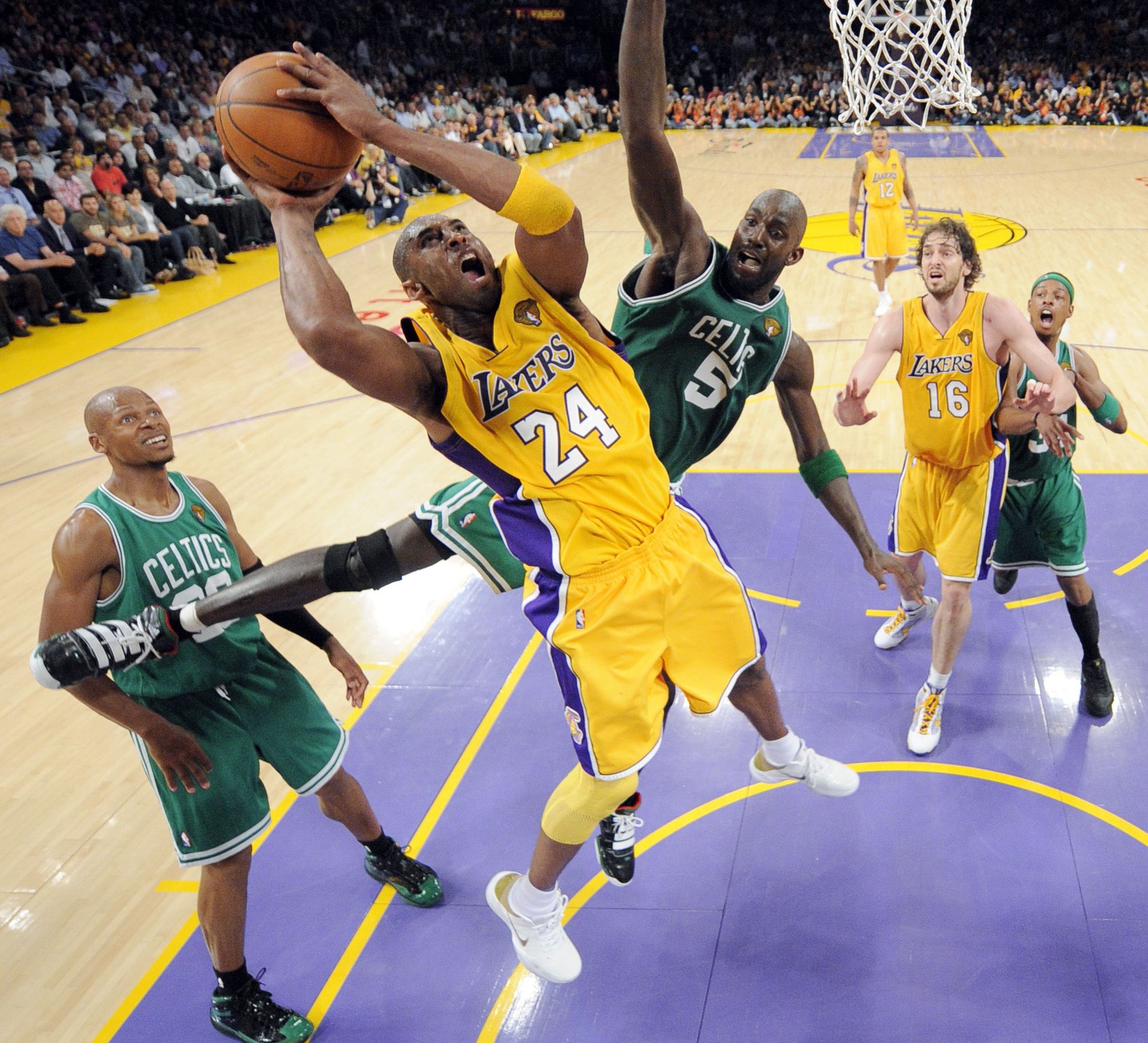 LA Lakers gửi chiến thư bằng cách đưa logo Boston Celtics vào thùng rác - Ảnh 2.