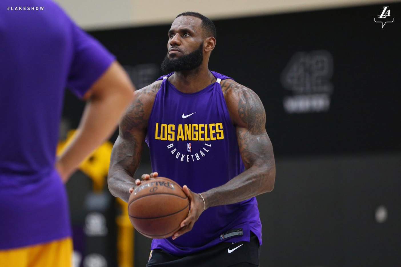 Vì sao LeBron James lại có phong cách cột áo chất chơi người dơi trong buổi tập đầu tiên với LA Lakers? - Ảnh 1.