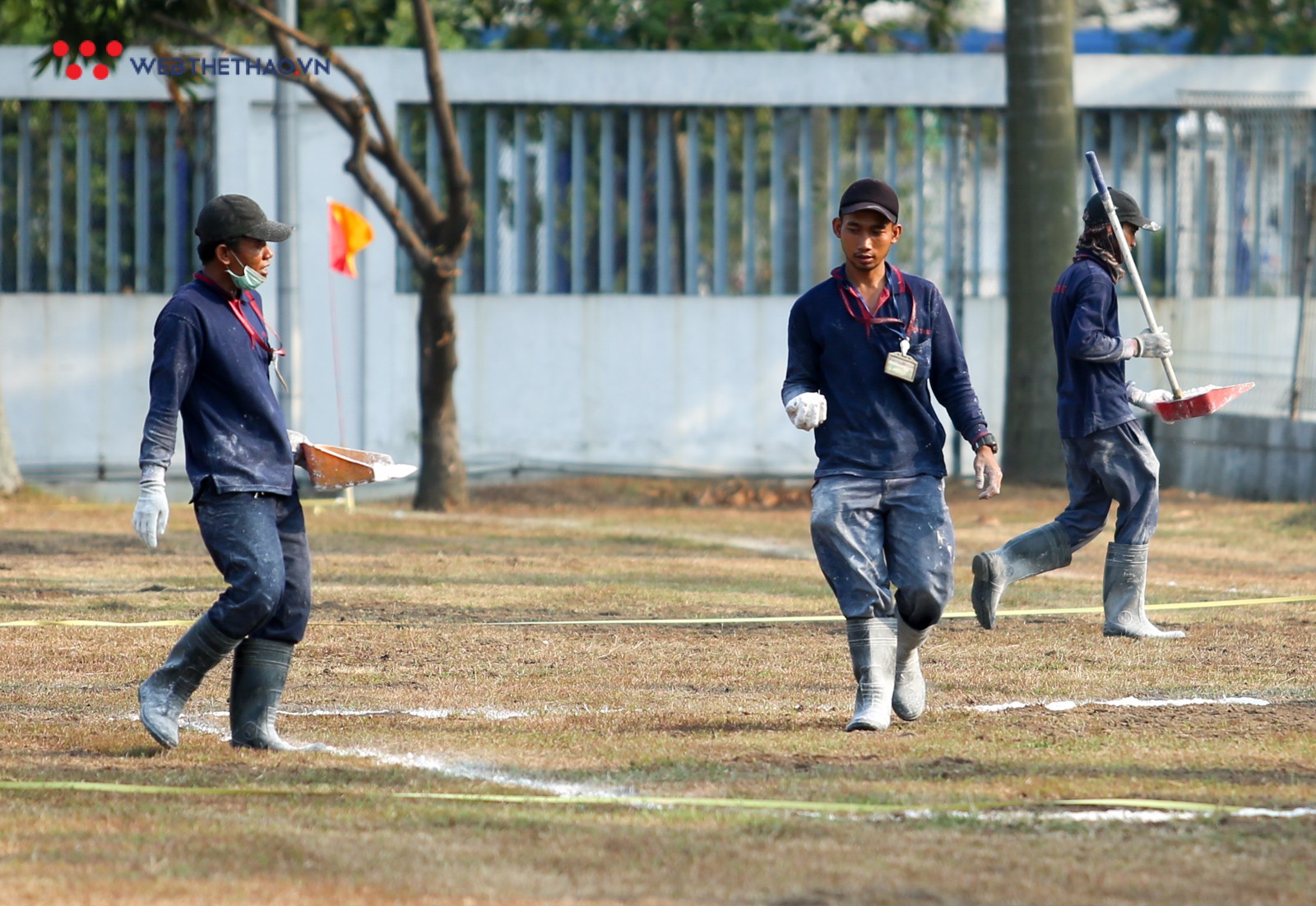 Cận cảnh HLV Park Hang Seo lắc đầu vì sân tập, Olympic Việt Nam bỏ sân 11 lui về sân 7 - Ảnh 3.