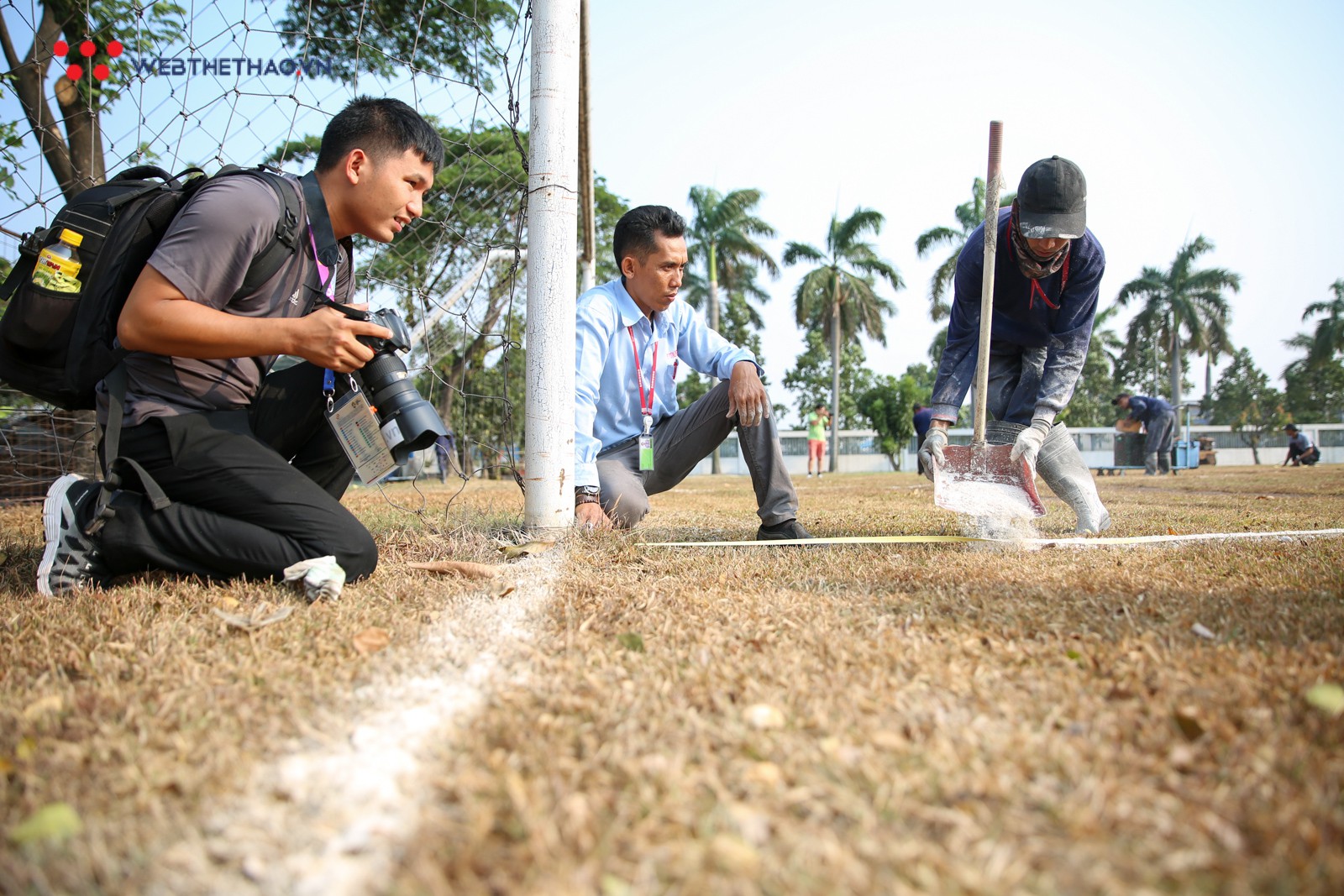 Cận cảnh HLV Park Hang Seo lắc đầu vì sân tập, Olympic Việt Nam bỏ sân 11 lui về sân 7 - Ảnh 7.