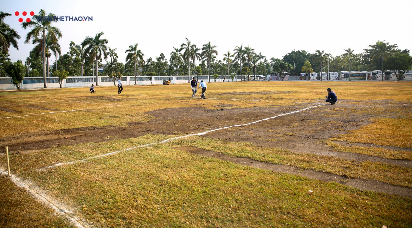 Cận cảnh HLV Park Hang Seo lắc đầu vì sân tập, Olympic Việt Nam bỏ sân 11 lui về sân 7 - Ảnh 1.