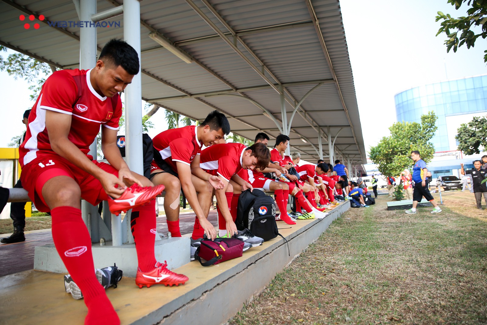 Olympic Việt Nam không thể tập trên cỏ úa, mặt sân xấu như mặt ruộng - Ảnh 2.