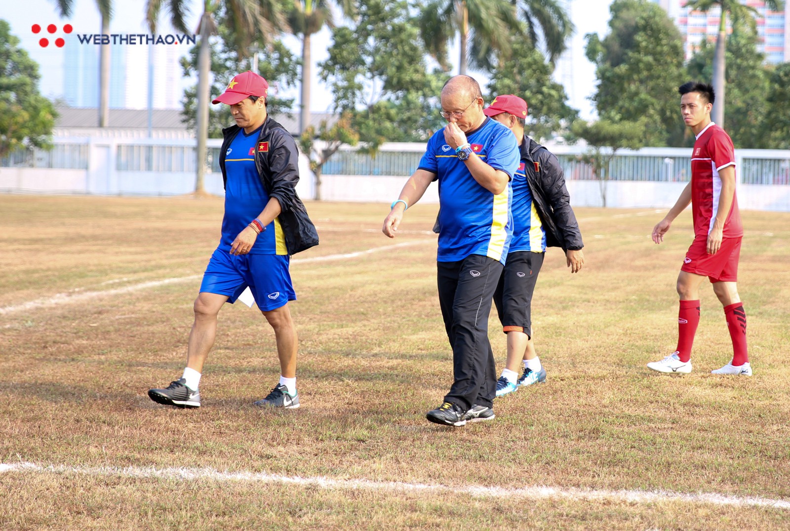 Cận cảnh HLV Park Hang Seo lắc đầu vì sân tập, Olympic Việt Nam bỏ sân 11 lui về sân 7 - Ảnh 9.