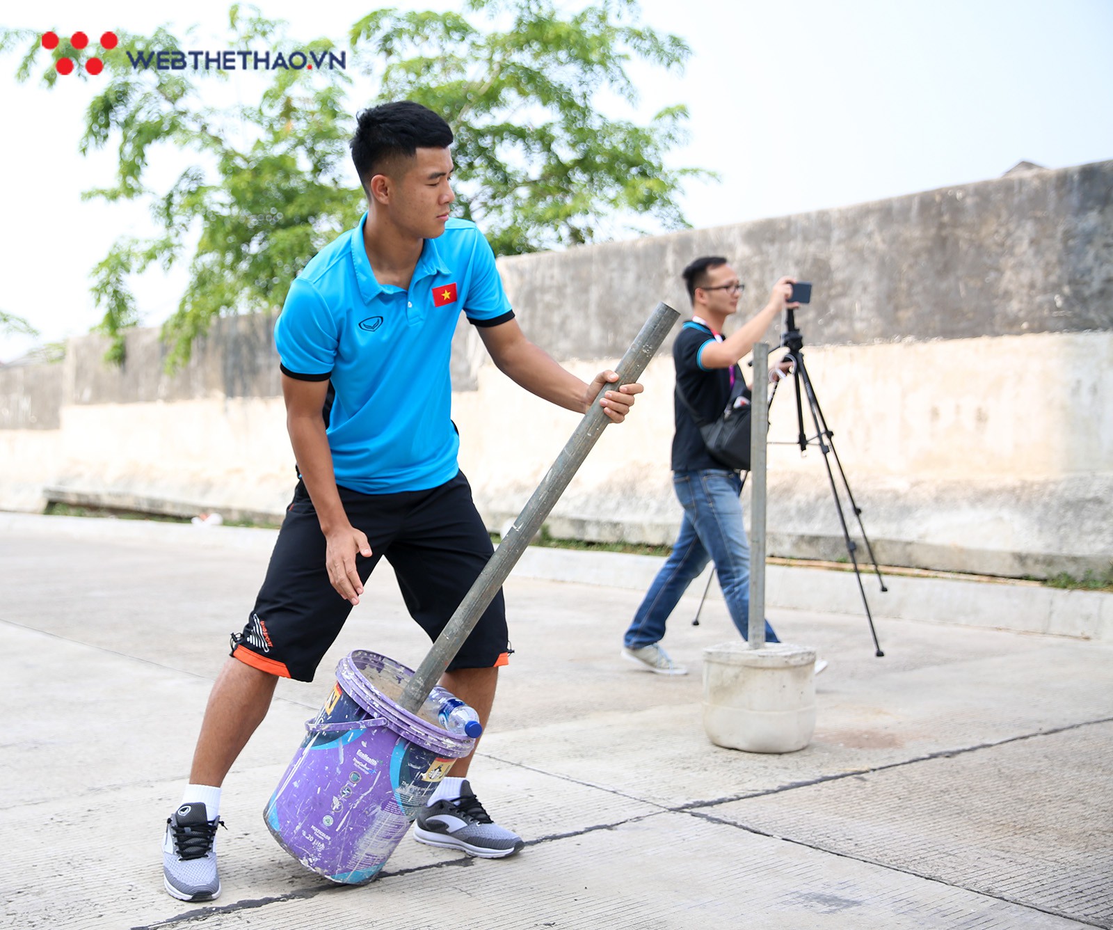 Olympic Việt Nam tập thể dục buổi sáng gần mương nước, Đức Chinh lại gây cười - Ảnh 9.