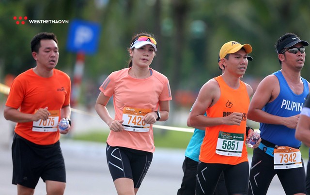 Bỏng mắt với các runner xinh đẹp tại Manulife Danang International Marathon 2018 - Ảnh 6.