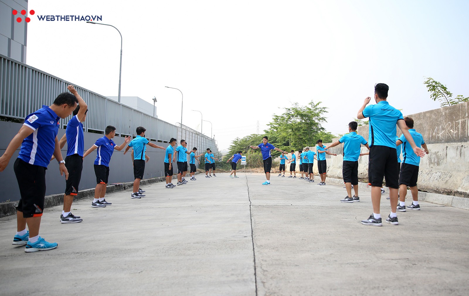 Olympic Việt Nam tập thể dục buổi sáng gần mương nước, Đức Chinh lại gây cười - Ảnh 2.