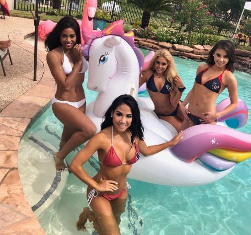 Các cựu hoạt náo viên Houston Rockets tham gia tiệc bikini tại bể bơi - Ảnh 3.