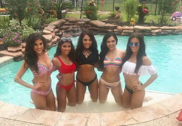 Các cựu hoạt náo viên Houston Rockets tham gia tiệc bikini tại bể bơi - Ảnh 4.