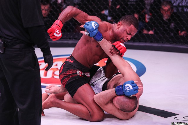 Những pha hạ knock-out chớp nhoáng bằng cú lên gối trên không ấn tượng nhất ở Bellator MMA - Ảnh 1.