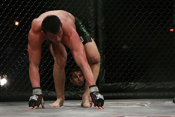 Vì sao võ sĩ MMA dễ chấn thương đầu gối? - Ảnh 1.
