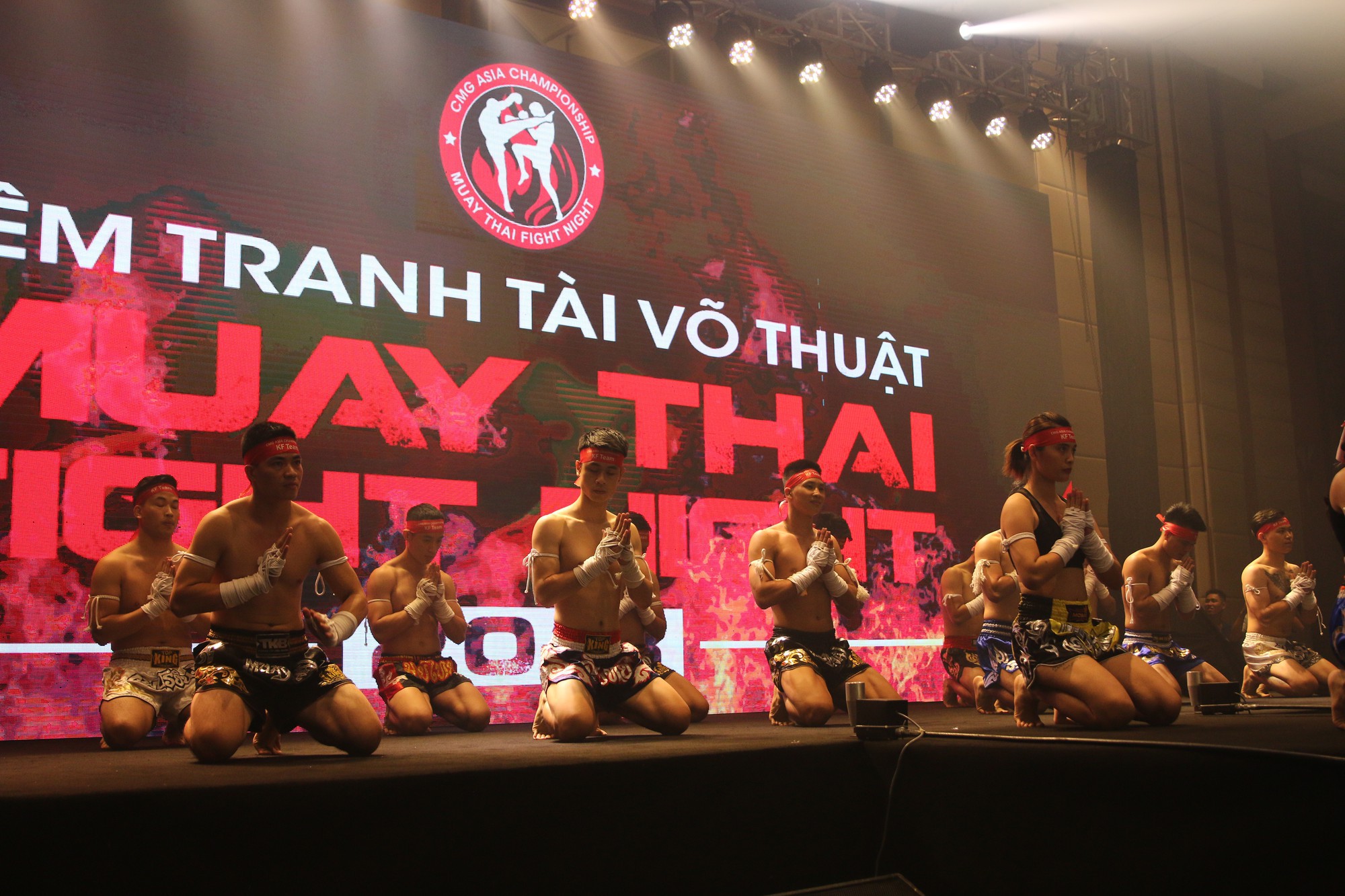 Nguyễn Trần Duy Nhất thử sức với với võ sĩ Thái Lan ở Muay Thai Fight Night - Ảnh 1.