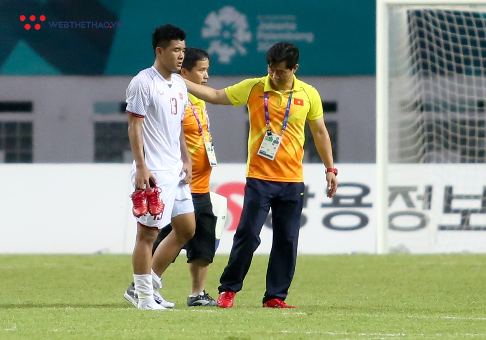 Video: Đức Chinh hết hơi, đổ gục xuống sân sau trận gặp Olympic Nhật Bản - Ảnh 3.