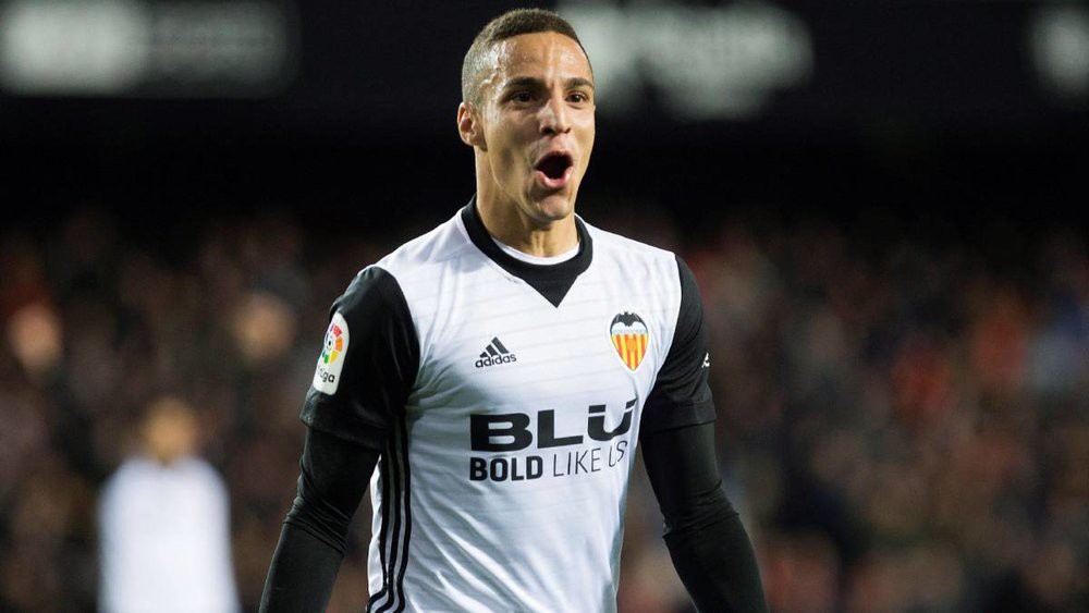 Rodrigo thăng hoa, Real Madrid tái mặt vì bị Valencia hét giá chuyển nhượng trên trời  - Ảnh 1.