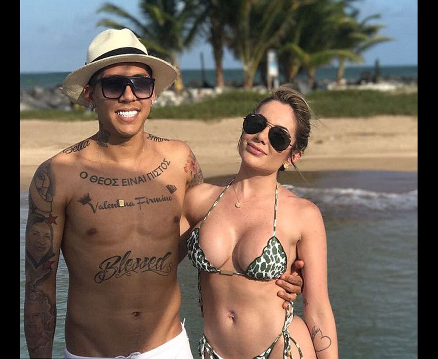 Nửa kia của Virgil van Dijk nổi bật giữa các nàng WAGs của Liverpool - Ảnh 19.