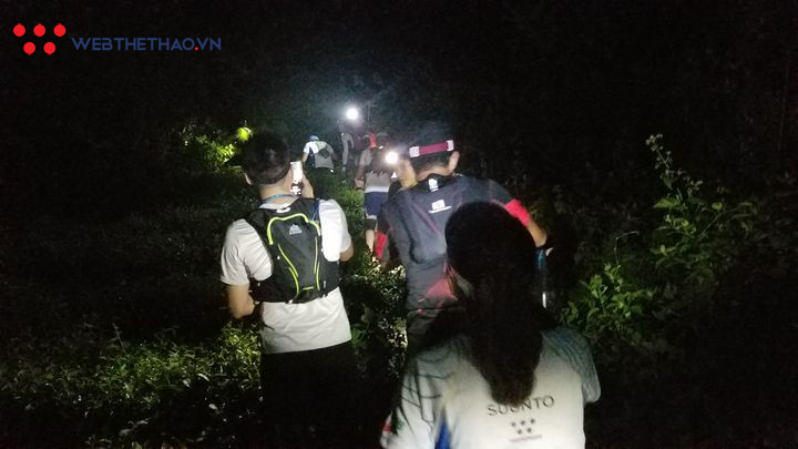 Loop Ultra Trail 2018: Đêm lầy lội trên đỉnh Ba Vì - Ảnh 8.