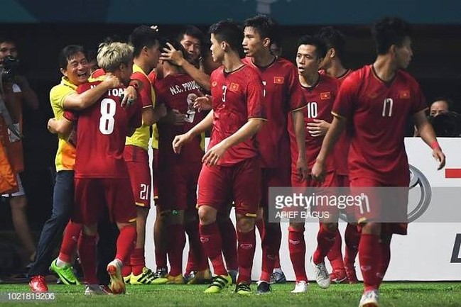 HLV Park Hang-seo nói gì với học trò trong phòng thay đồ sau trận thắng lịch sử của Olympic Việt Nam? - Ảnh 3.