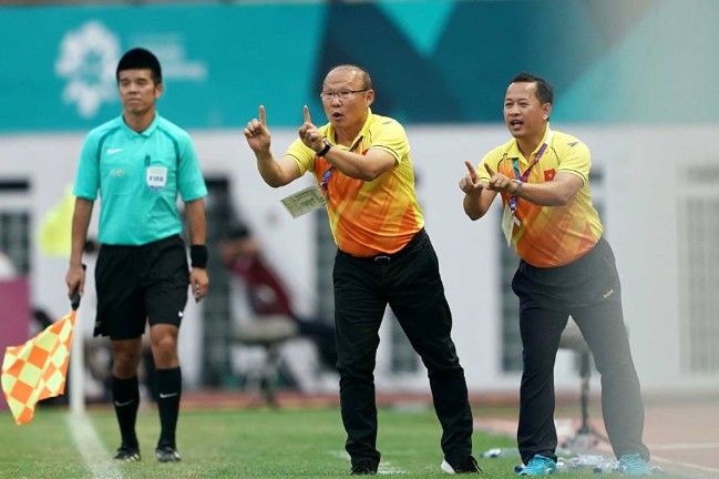 HLV Park Hang-seo nói gì với học trò trong phòng thay đồ sau trận thắng lịch sử của Olympic Việt Nam? - Ảnh 1.