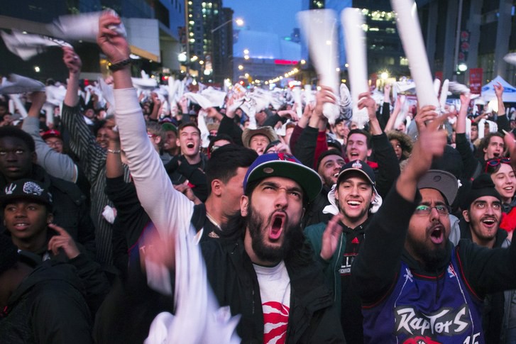 Người hâm mộ Toronto không ngồi im để Los Angeles lôi kéo Kawhi Leonard - Ảnh 1.