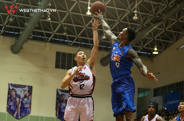 Thắng nghẹt thở Thang Long Warriors, Hanoi Buffaloes lần đầu tiên vào Finals - Ảnh 2.