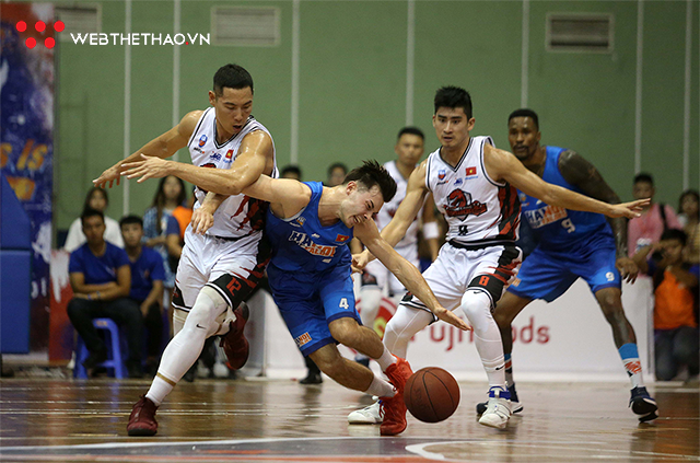 Thắng nghẹt thở Thang Long Warriors, Hanoi Buffaloes lần đầu tiên vào Finals - Ảnh 1.