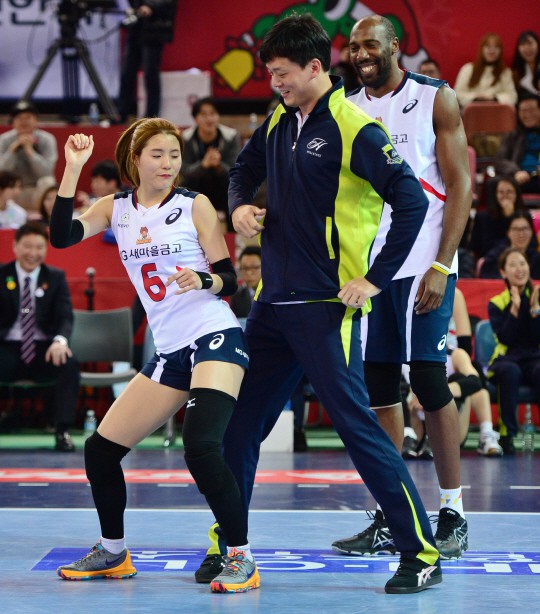 Những bước nhảy sexy của Nữ hoàng vũ đạo bóng chuyền Hàn Quốc - Ảnh 23.