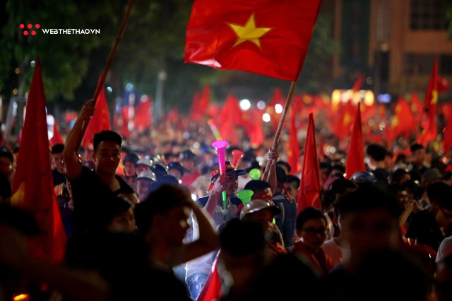 Chùm ảnh: Từ A đến Z cảnh người hâm mộ ăn mừng  thâu đêm cùng Olympic Việt Nam - Ảnh 6.