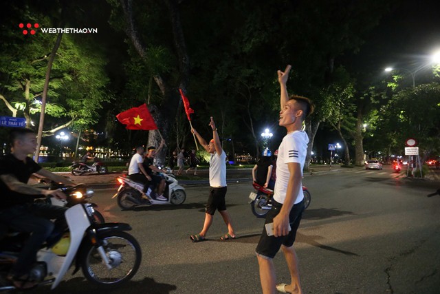 Chùm ảnh: Từ A đến Z cảnh người hâm mộ ăn mừng  thâu đêm cùng Olympic Việt Nam - Ảnh 3.