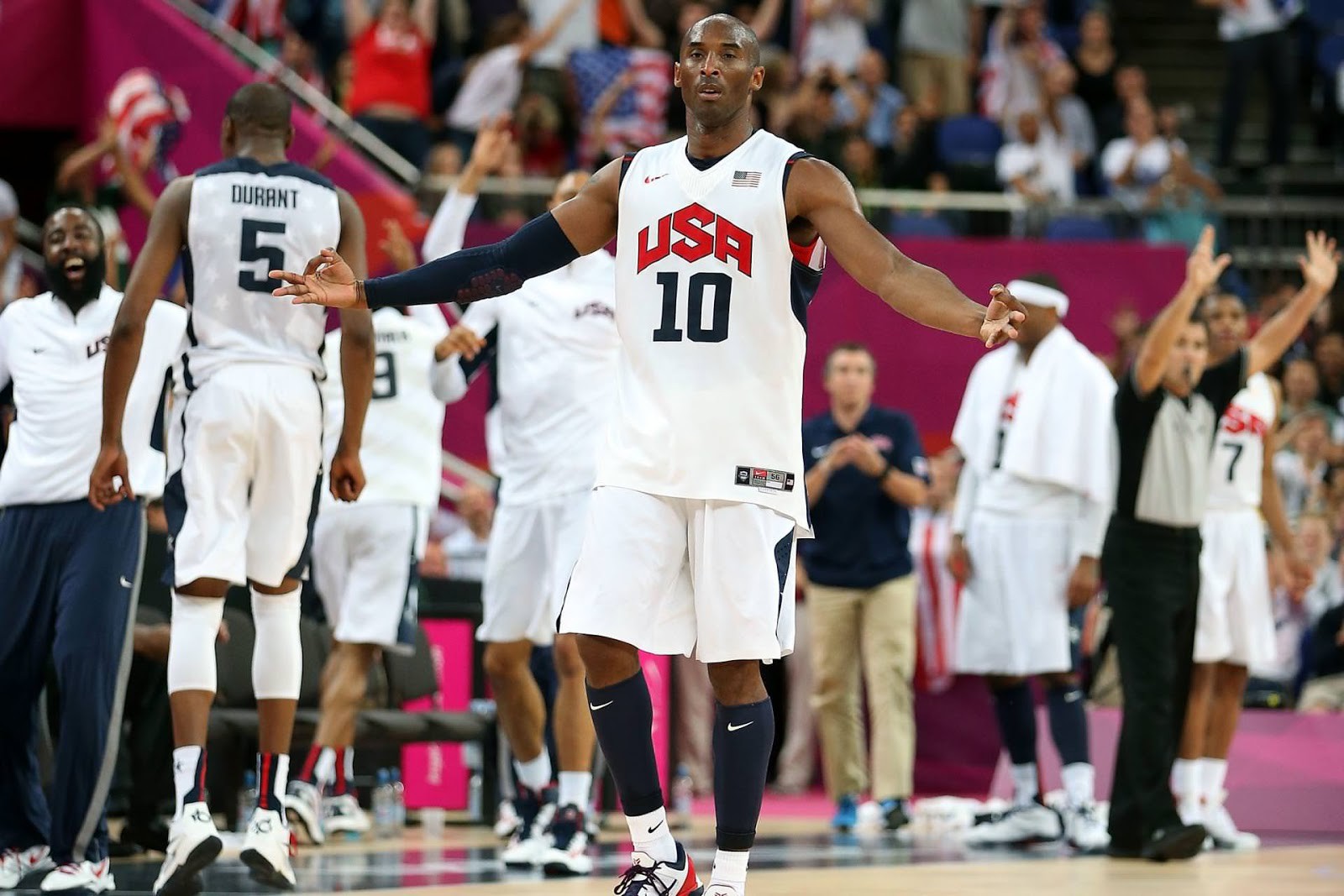 Nhìn lại kỳ Olympic 2008, phong cách lãnh đạo của Kobe Bryant và LeBron James khác nhau thế nào? - Ảnh 2.