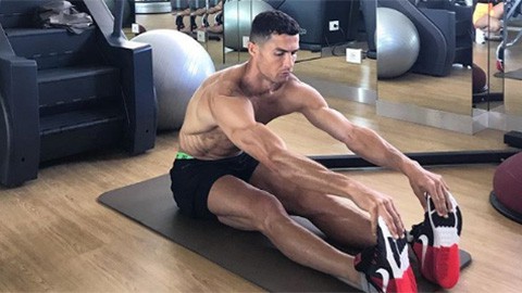 Choáng với cách Ronaldo giữ cơ bắp khi tập Gym lúc... 2h sáng - Ảnh 1.