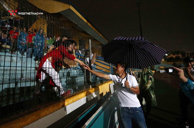 Hàng ngàn CĐV đày mưa đến sân Hàng Đẫy cổ vũ thày trò HLV Park Hang Seo - Ảnh 7.