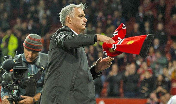 Để thua đậm nhất sự nghiệp, HLV Mourinho vẫn lớn tiếng nạt nộ phóng viên - Ảnh 3.