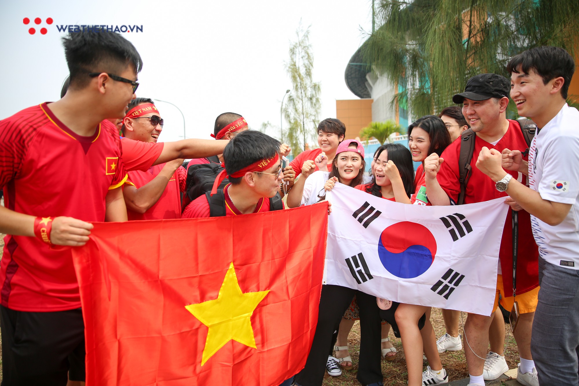 CĐV Olympic Việt Nam và Hàn Quốc đọ nhan sắc trước giờ bóng lăn - Ảnh 9.