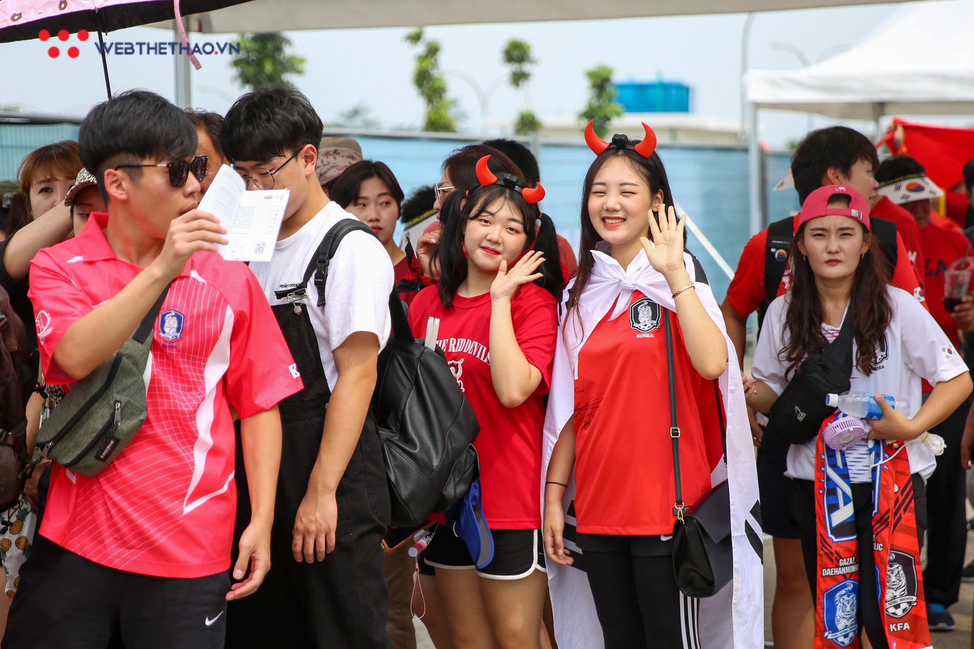 CĐV Olympic Việt Nam và Hàn Quốc đọ nhan sắc trước giờ bóng lăn - Ảnh 4.