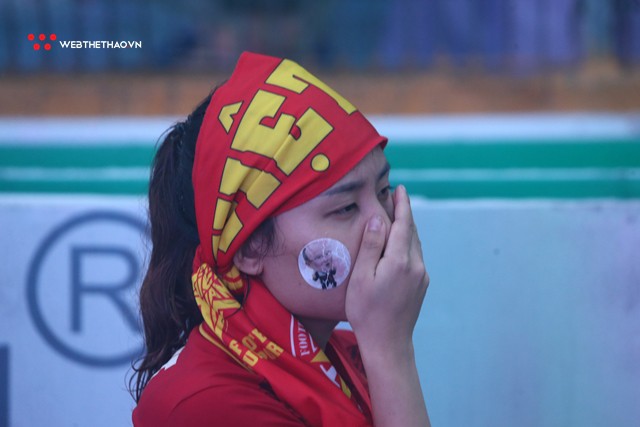 CĐV Việt Nam vẫn quậy tưng bừng dù thầy trò HLV Park Hang Seo thua trận - Ảnh 1.