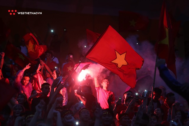 CĐV Việt Nam vẫn quậy tưng bừng dù thầy trò HLV Park Hang Seo thua trận - Ảnh 4.
