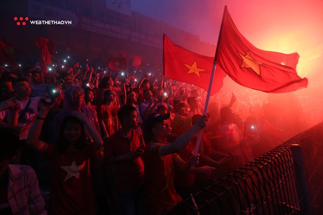 CĐV Việt Nam vẫn quậy tưng bừng dù thầy trò HLV Park Hang Seo thua trận - Ảnh 10.