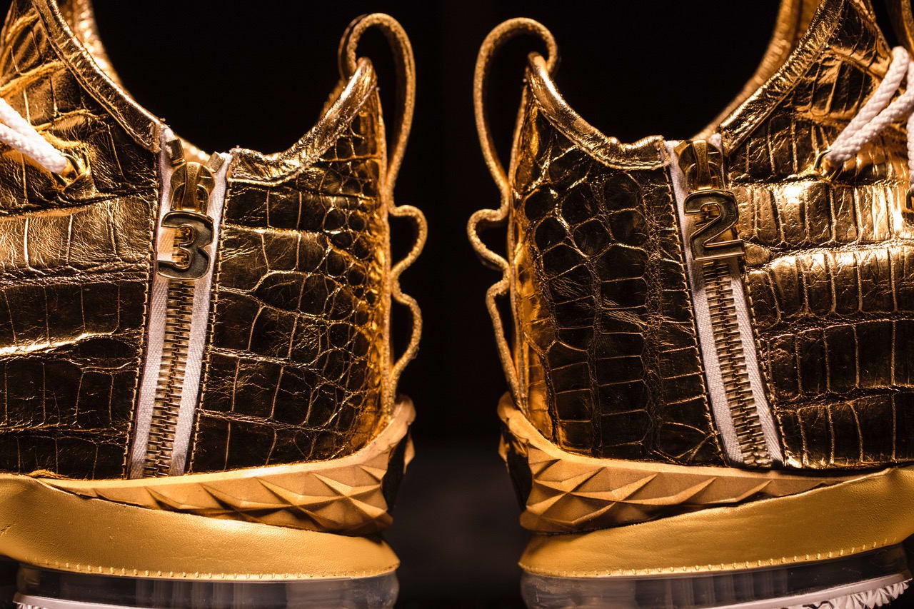 Choáng ngợp trước nét đẹp mê muội và đầy tinh tế trên đôi giày mạ vàng trị giá 2 tỷ của LeBron James - Ảnh 3.