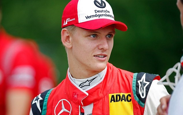 Tiếp bước cha, con trai huyền thoại Schumacher lần đầu thắng chặng F3 - Ảnh 1.
