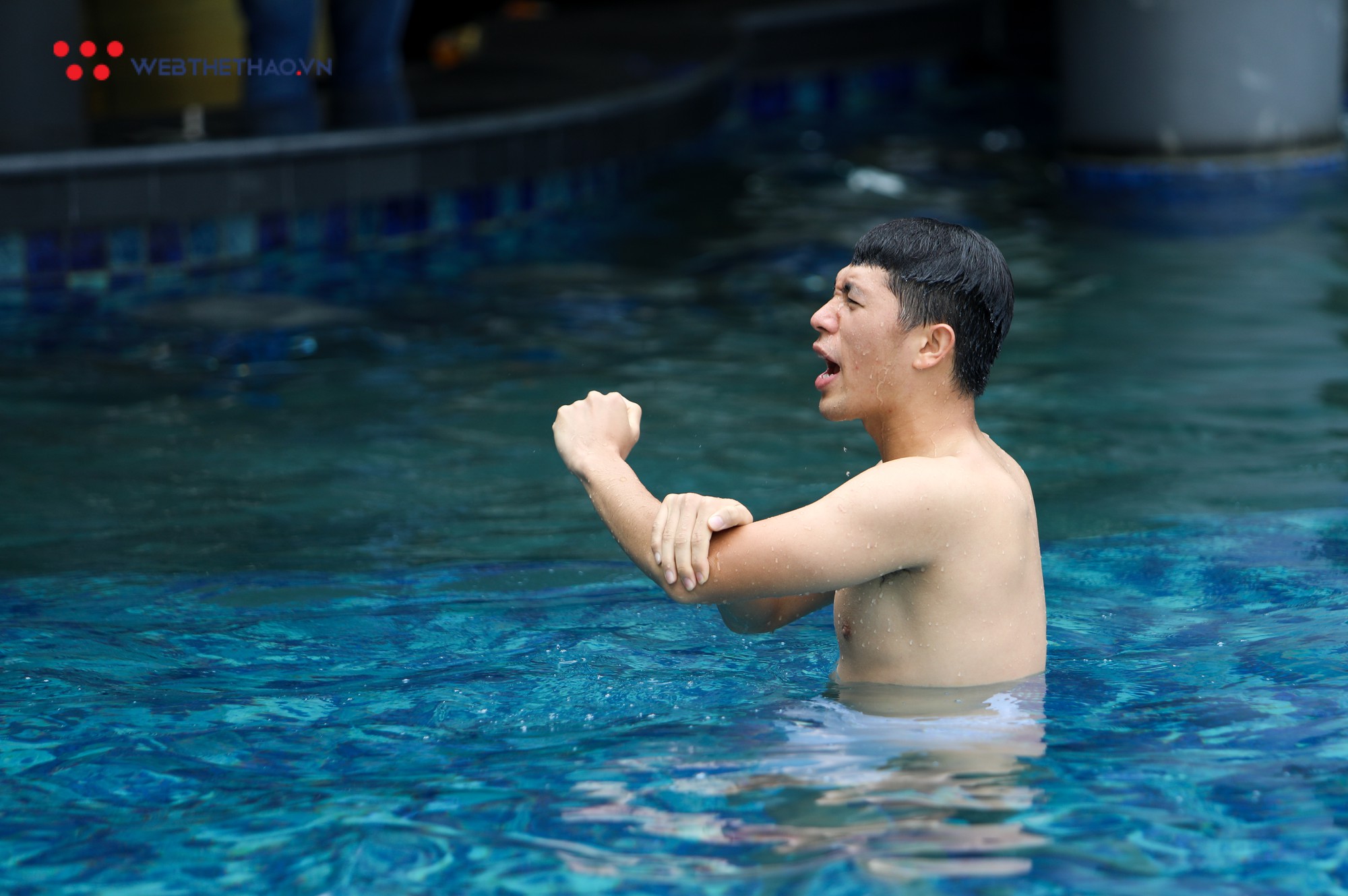 Cầu thủ Olympic Việt Nam cười sảng khoái ở hồ bơi, sẵn sàng cho trận tranh HCĐ - Ảnh 10.