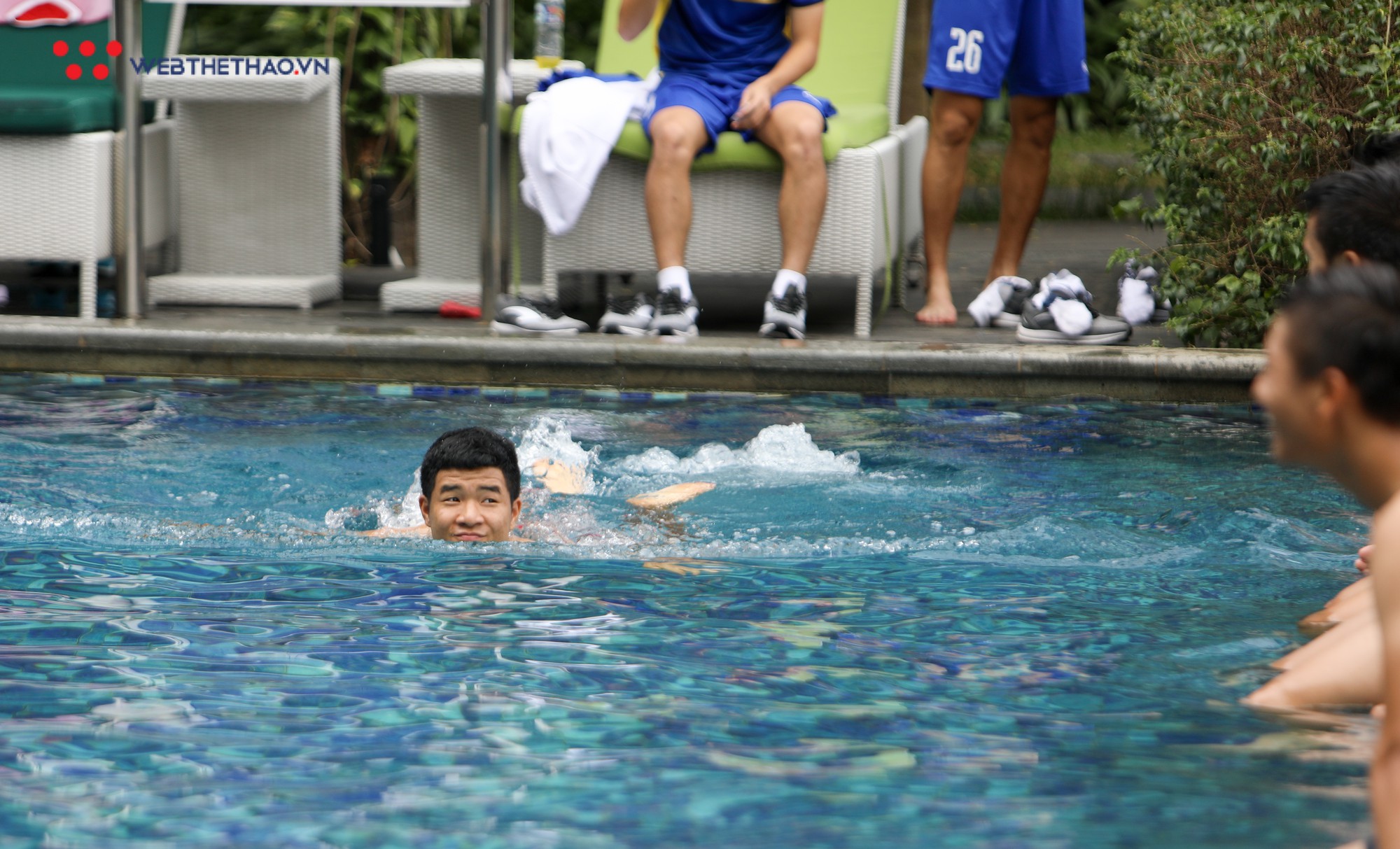 Cầu thủ Olympic Việt Nam cười sảng khoái ở hồ bơi, sẵn sàng cho trận tranh HCĐ - Ảnh 12.