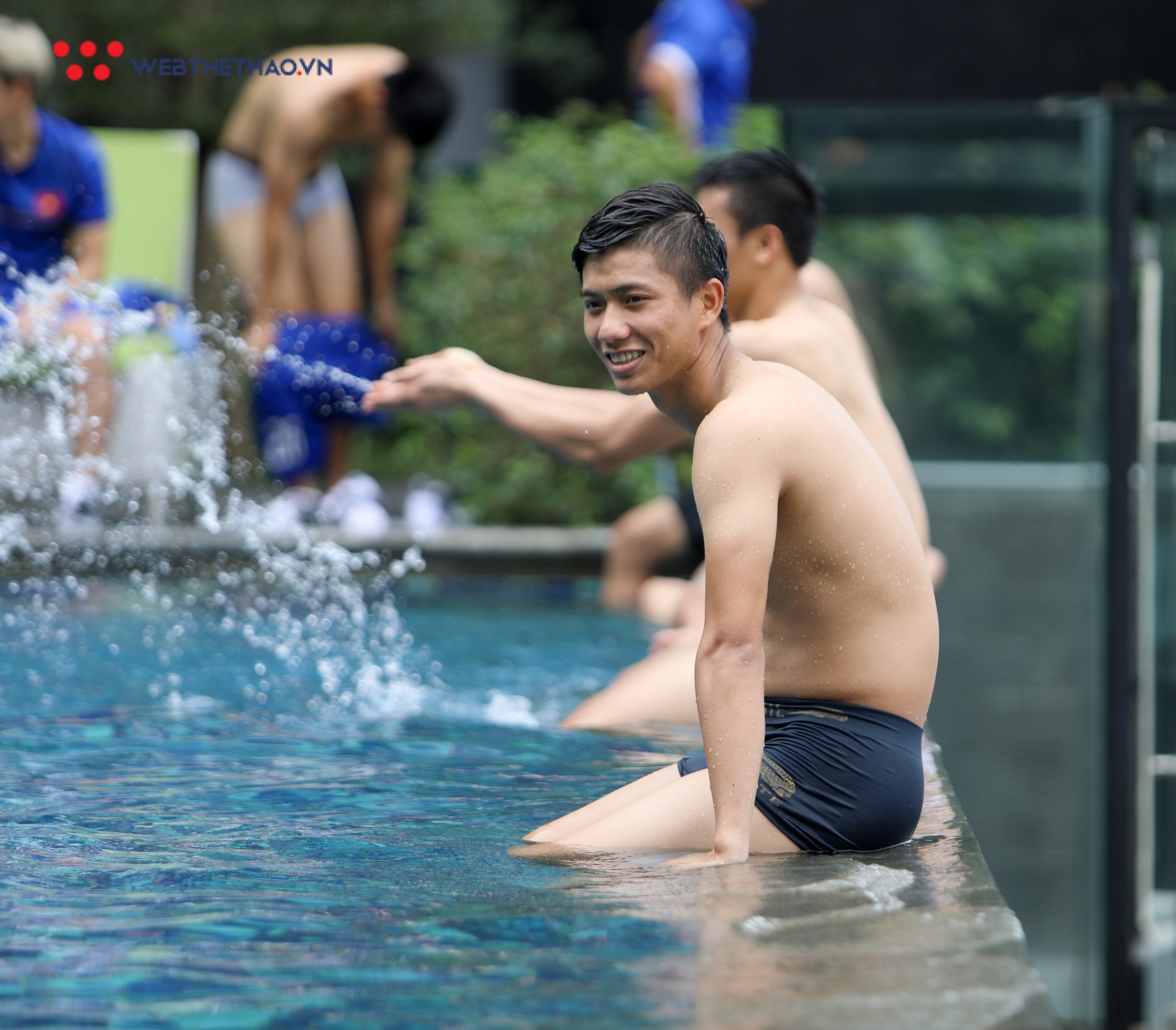 Cầu thủ Olympic Việt Nam cười sảng khoái ở hồ bơi, sẵn sàng cho trận tranh HCĐ - Ảnh 11.