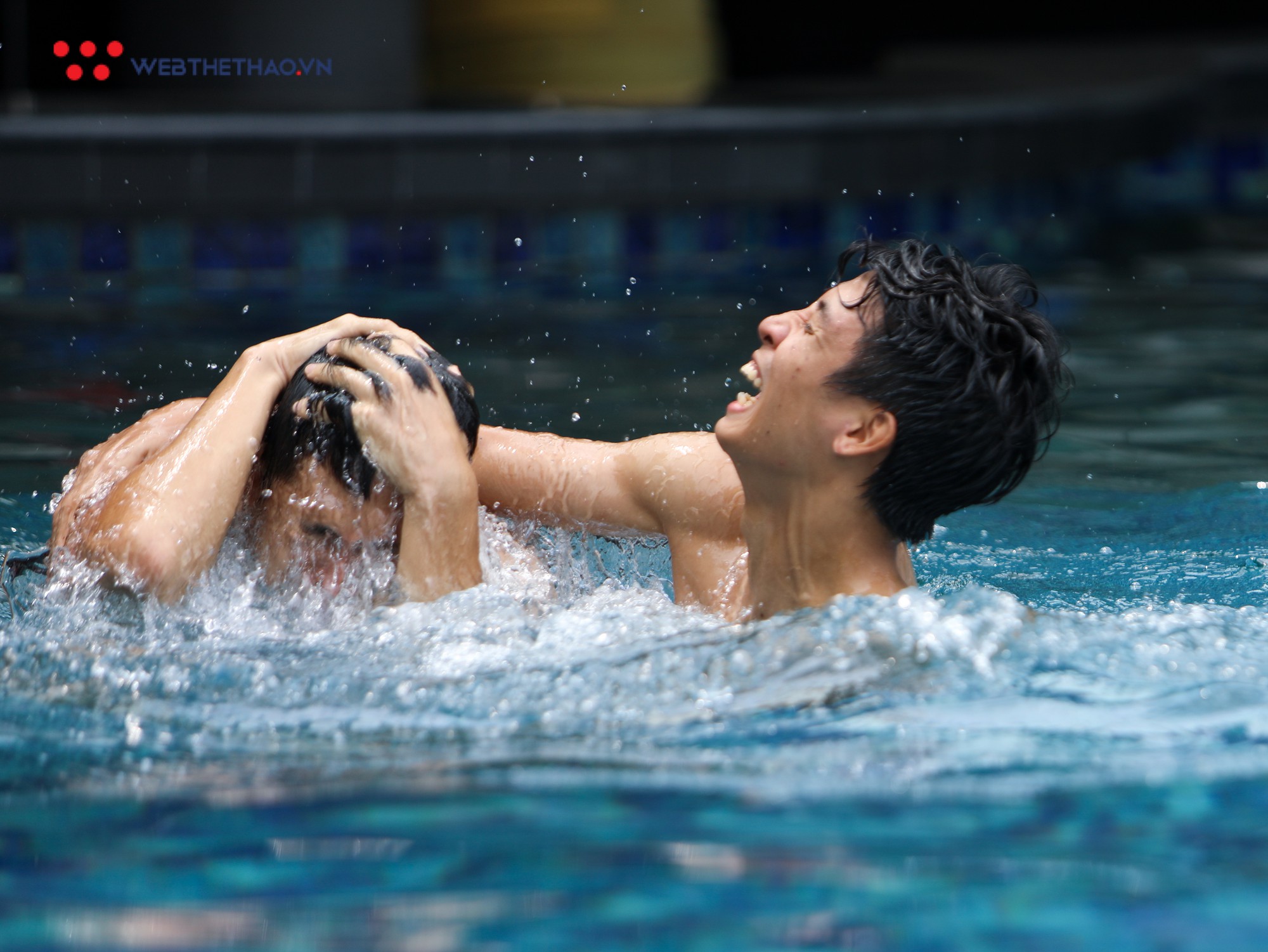 Cầu thủ Olympic Việt Nam cười sảng khoái ở hồ bơi, sẵn sàng cho trận tranh HCĐ - Ảnh 9.