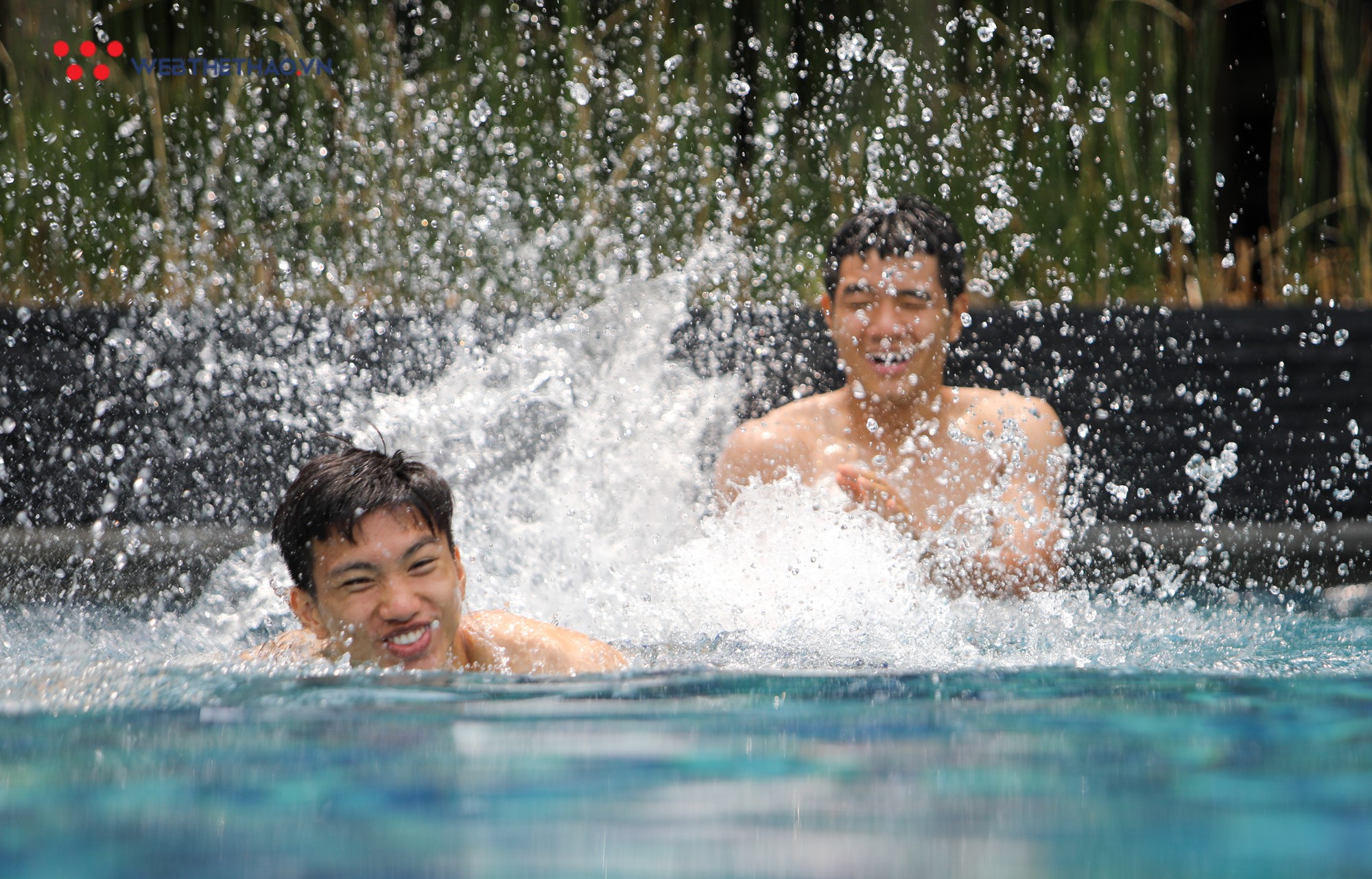 Cầu thủ Olympic Việt Nam cười sảng khoái ở hồ bơi, sẵn sàng cho trận tranh HCĐ - Ảnh 2.