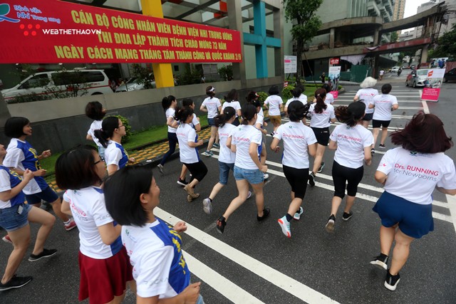 Bác sĩ viện Nhi Trung ương đội mưa chạy bộ ủng hộ sự kiện UpRace - Ảnh 13.