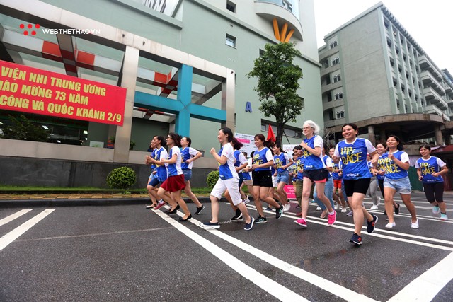 Bác sĩ viện Nhi Trung ương đội mưa chạy bộ ủng hộ sự kiện UpRace - Ảnh 10.