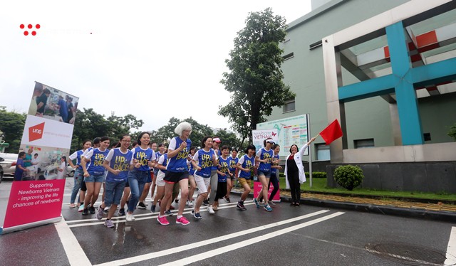 Bác sĩ viện Nhi Trung ương đội mưa chạy bộ ủng hộ sự kiện UpRace - Ảnh 5.