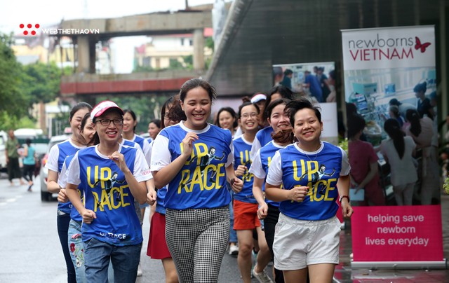 Bác sĩ viện Nhi Trung ương đội mưa chạy bộ ủng hộ sự kiện UpRace - Ảnh 11.