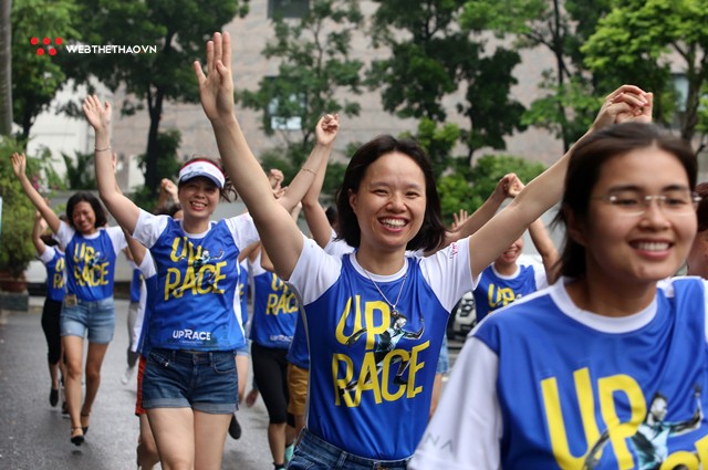 Bác sĩ viện Nhi Trung ương đội mưa chạy bộ ủng hộ sự kiện UpRace - Ảnh 9.