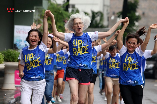 Bác sĩ viện Nhi Trung ương đội mưa chạy bộ ủng hộ sự kiện UpRace - Ảnh 7.